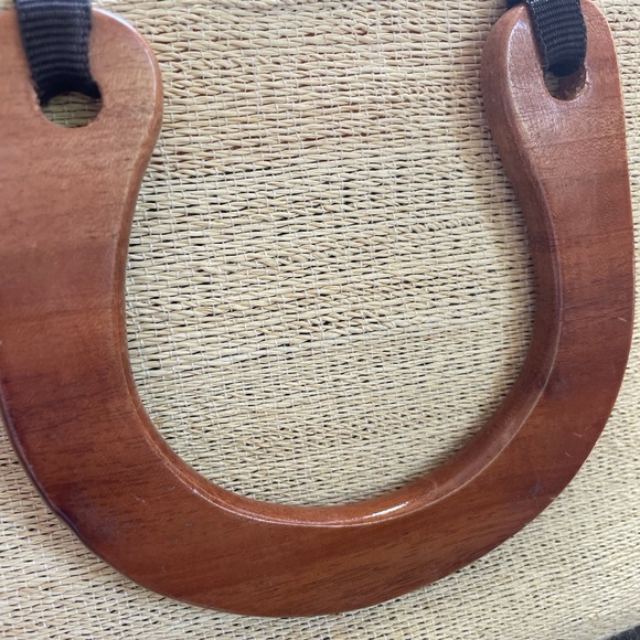 Small Boho Chic Wood Handle Puka Shell Handbag - Picture 5 of 10